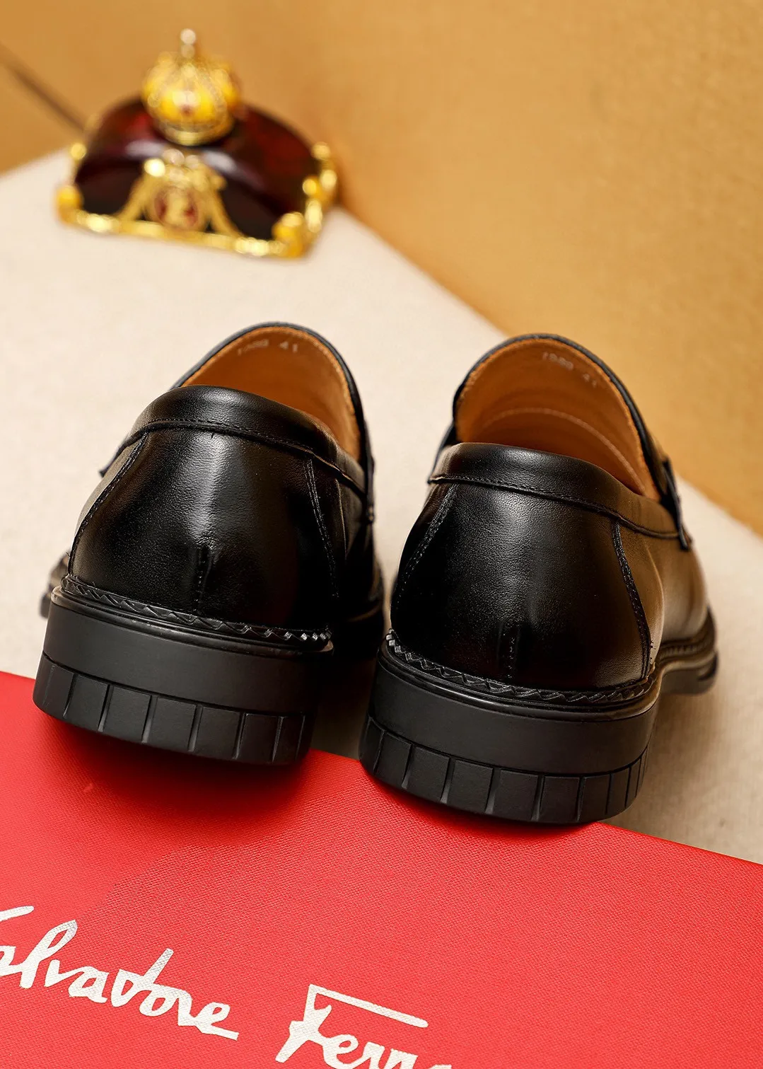 Men's shoes 💰480 💐 Product trademark: Ferragamo "Ferragamo" casual leather shoes Regular size: 38-44 (45.46🉑️customized) Product materials: Selected imported calfskin upper + classic hardware buckle, imported water-dyed cowhide leather lining. Strong three-dimensional visual effect, rubber outsole Color: 1⃣️color optional